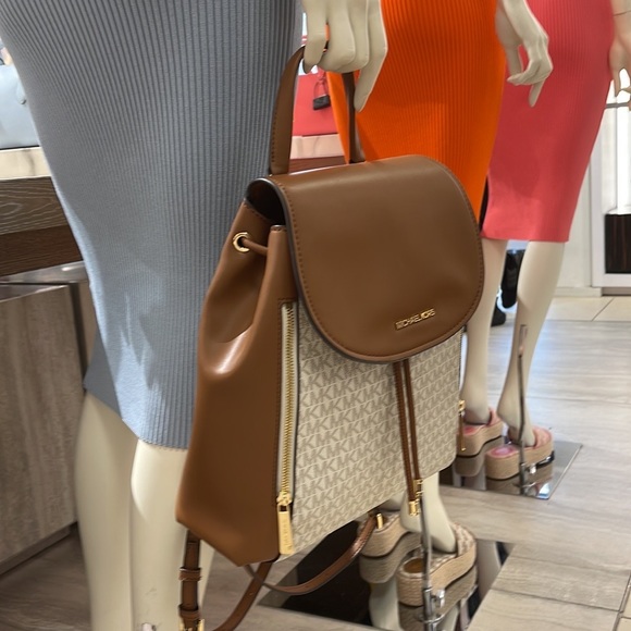 Michael Kors Backpack Bag Phoebe Medium Flap Drawstring Backpack 
Vanilla 
NWT - Picture 3 of 16